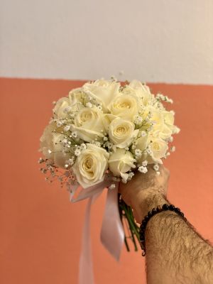 זר כלה ורדים לבנים עם גיבסנית