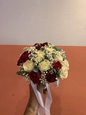 זר כלה ורדים לבנים ואדומים עם גיבסנית