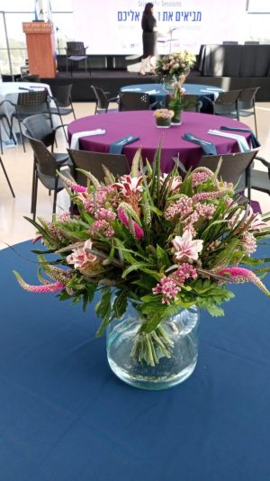 זר פרחים באגרטל למרכז שולחן